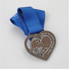 Insignia de metal chapada en oro brillante con logotipo 3D personalizado con cinta impresa