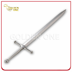 Forme la forma de la espada plateada de la espada del abridor de letras de metal