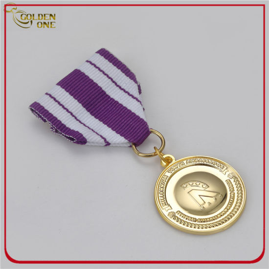 Venta caliente barato Custom Antiguo Plateado Plateado Logotipo 3D Metal Estampado Emblema Militar con cinta regular para la conmemoración Regalo