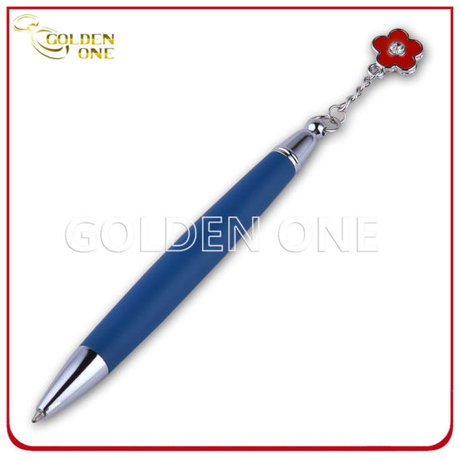 Bolígrafo de bolas de diseño lindo con pequeño encanto de metal