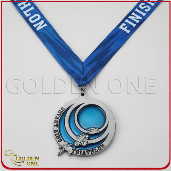 Medalla de plata antigua de color transparente de evento de triatlón personalizado