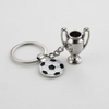 Llavero de metal con logotipo de fútbol de esmalte suave de diseño personalizado