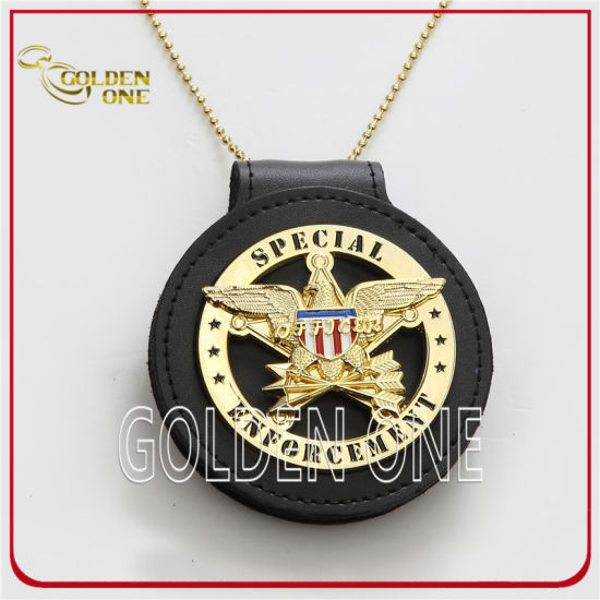 Insignia de mariscal metálica personalizada de oro plateado con soporte de cuero genuino