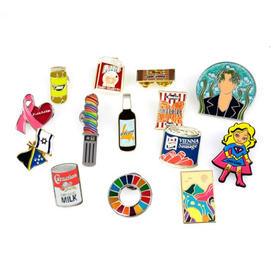 Regalo de promoción Barato personalizado 3D logo estilo de dibujos animados impreso suave cloisonne esmalte de esmalte de esmalte de latón
