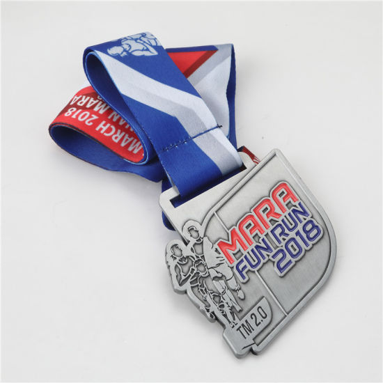 Insignia de metal chapada en oro brillante con logotipo 3D personalizado con cinta impresa