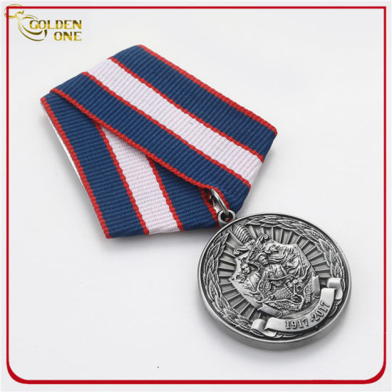 Venta caliente barato Custom Antiguo Plateado Plateado Logotipo 3D Metal Estampado Emblema Militar con cinta regular para la conmemoración Regalo